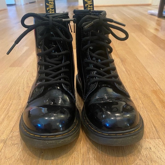 Dr. Martens Patent Lamper Kids Boots - Picture 11 of 12